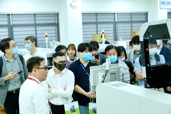 Đoàn doanh nghiệp Hàn Quốc tham quan, tìm hiểu về nhà máy Nghiên cứu sản xuất và lắp ráp thiết bị điện tử công nghệ cao SMT.