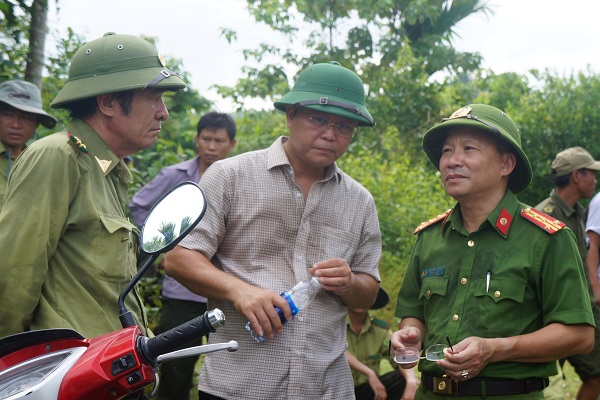 Chủ tịch UBND tỉnh Quảng Nam Lê Trí Thanh trong một lần kiểm tra rừng