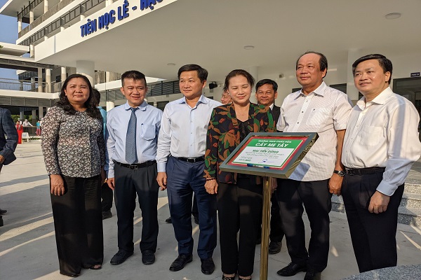 Cô Nguyễn Thị Kim Ngân – Nguyên Chủ tịch Quốc hội nước CHXHCN Việt Nam cùng các đại biểu trồng cây lưu niệm