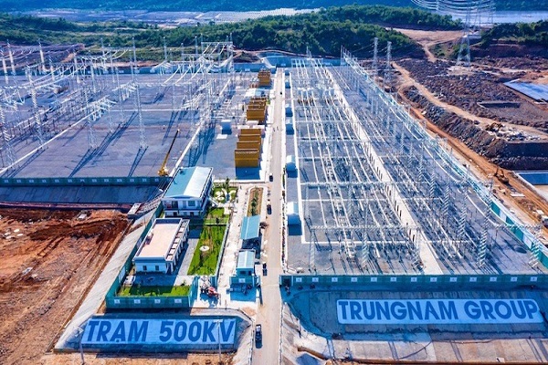 Hình bác chú thích thế này nhé: “Trong năm 2020 và 2021, đường dây 500 KV Thuận Nam - Vĩnh Tân do Trungnam Group đầu tư đã truyền tải hộ cho EVN gần 70%, riêng từ đầu năm 2022 đến nay đã truyền tải hộ cho EVN hơn 76%”