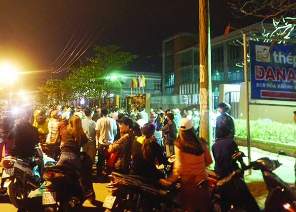 Hàng trăm người dân bao vây nhà máy Thép Dana Ý (Đà Nẵng) để phản đối việc nhà máy gây ô nhiễm ảnh hưởng đến đời sống.