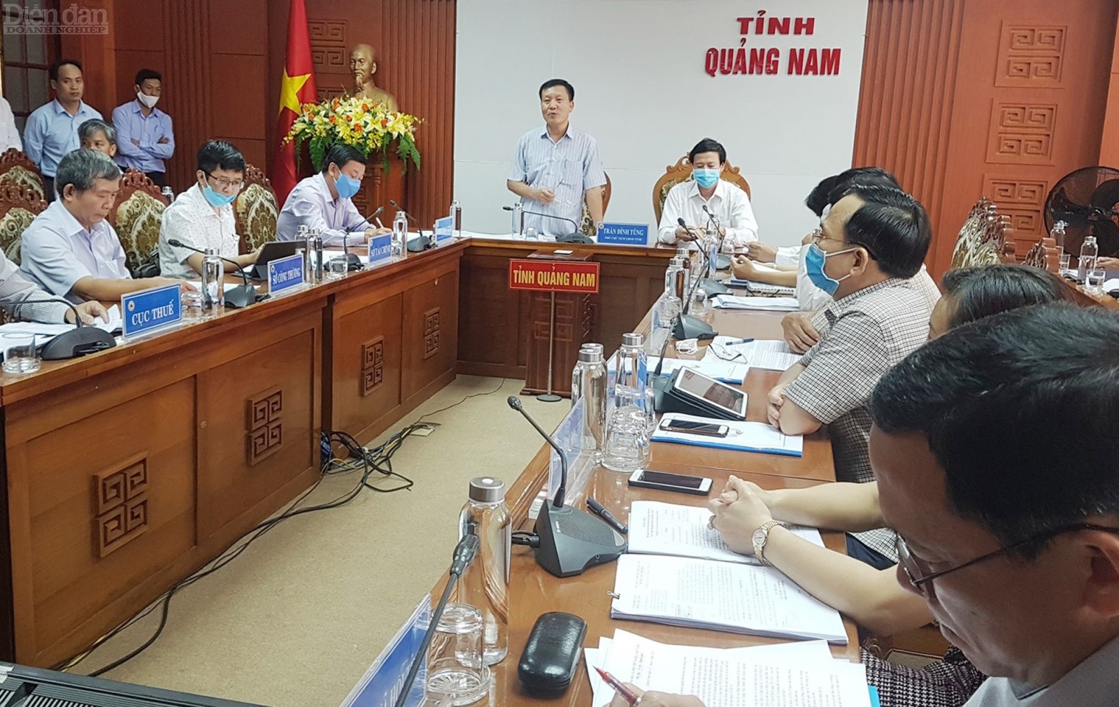 Phó Chủ tịch UBND tỉnh Trần Đình Tùng chủ trì cuộc họp triển khai thực hiện Nghị quyết số 42/NQ-CP của Chính phủ hôm 29/4. (Ảnh: D.L)