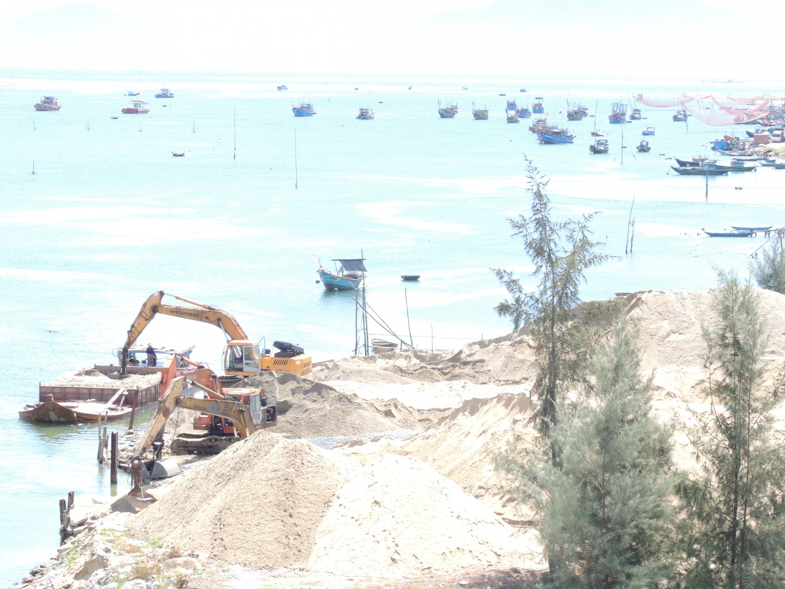 Nhiều chuyên gia lo ngại về “tuổi thọ” của những cây cầu trên sông Vu – Thu Bồn khi tình trạng vừa khai thác cát, vừa chặn kè chống lở 2 bên bờ sông dưới chân cầu Cửa Đại, Quảng Nam.