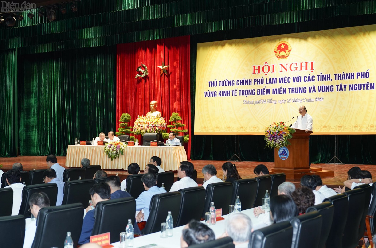 Thủ tướng Nguyễn Xuân Phúc đã có buổi làm việc với các tỉnh, thành phố vùng kinh tế trọng điểm miền Trung và Vùng Tây Nguyên.