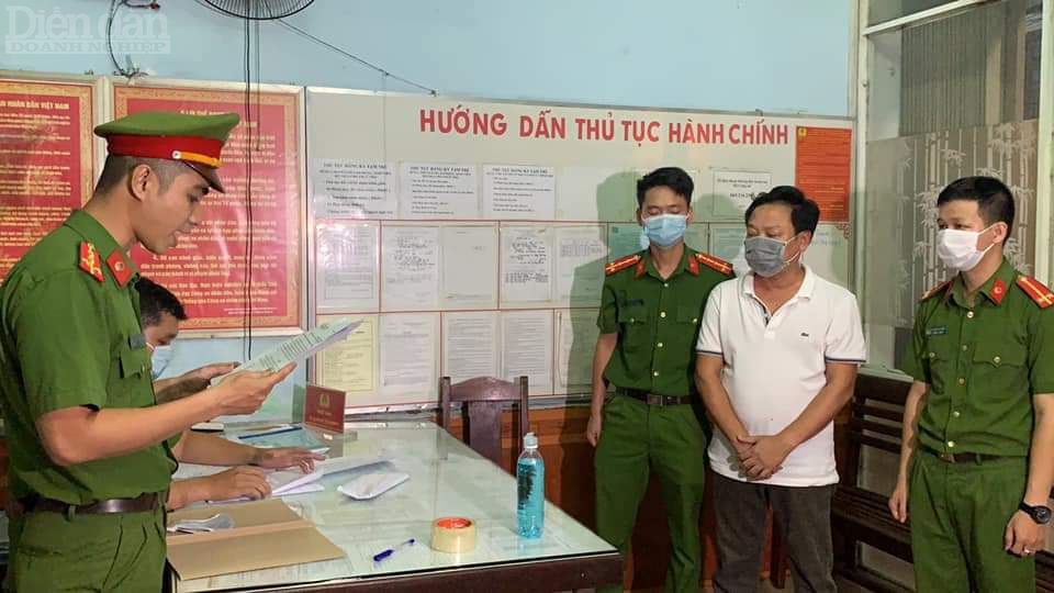 Công an đọc lệnh khởi tố bị can Phạm Thanh.