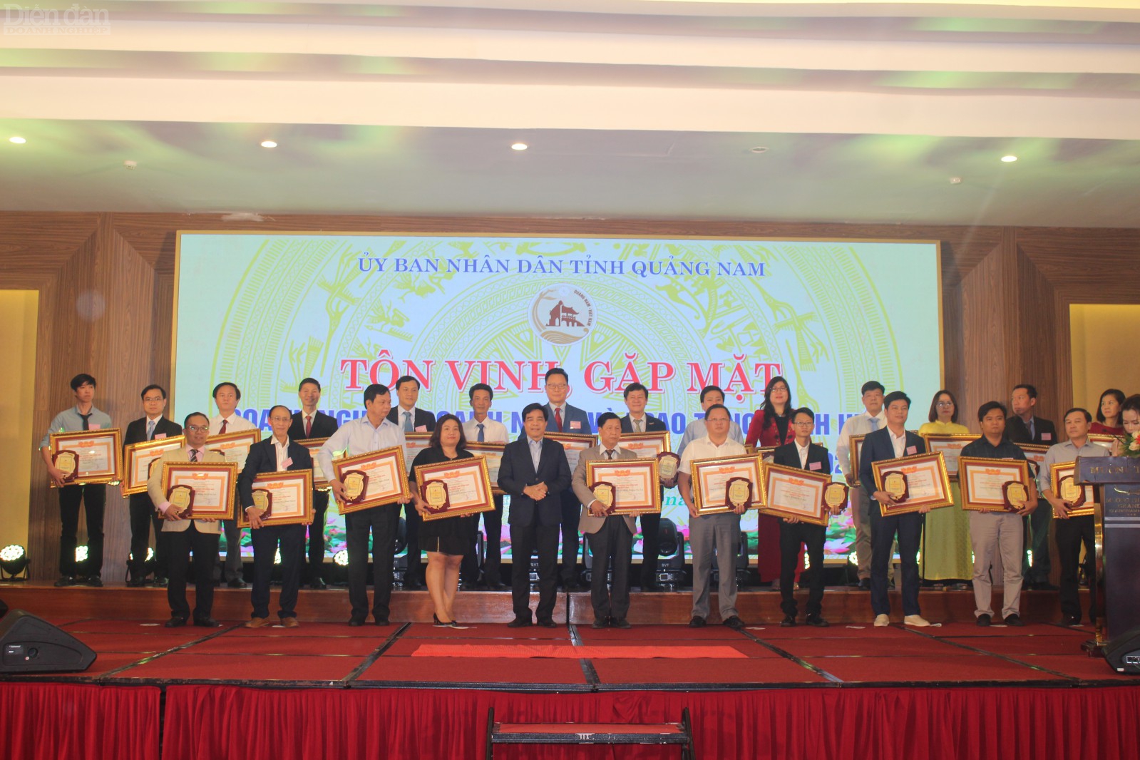 Lãnh đạo tỉnh Quảng Nam trao tặng bằng khen cho 114 tập thể đạt doanh nghiệp tiêu biểu.