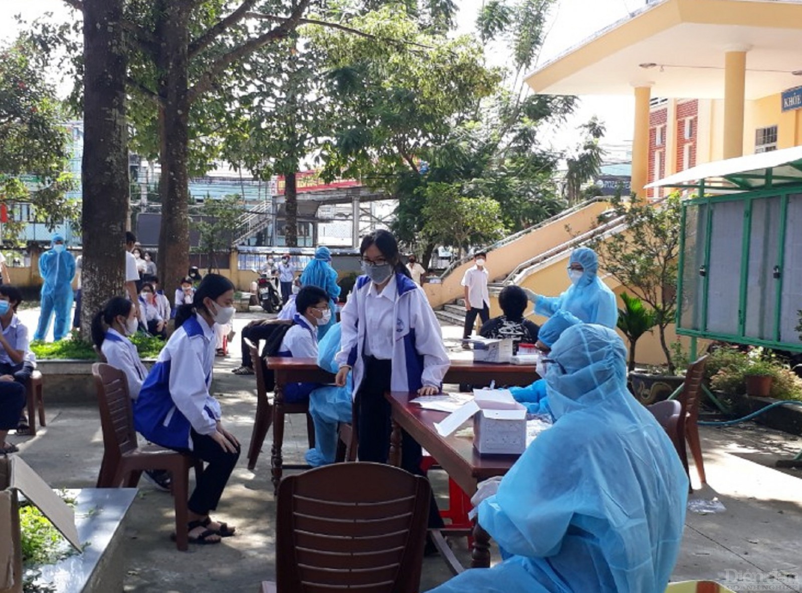 Lấy mẫu xét nghiệm ở trường THCS Phạm Hồngp/Thái liên quan đến 1 ca F0 là học sinh của trường.