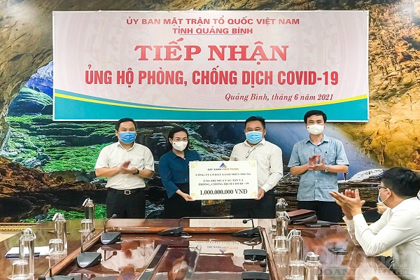 Đất Xanh Miền Trung trực tiếp ủng hộ Ủy ban Mặt trận Tổ quốc Việt Nam tỉnh Quảng Bình 1 tỷ đồng trong đợt phát động đóng góp quỹ mua vaccine hồi tháng 6.2021