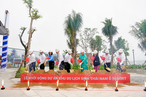 Các đại biểu thực hiện nghi thức Khởi động dự án Khu du lịch sinh thái Nam Ô.