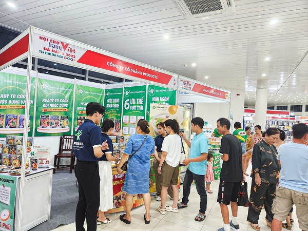 Nhiều khách hàng tham quan và mua sắm sản phẩm K-Products tại Hội chợ hàng Việt - Đà Nẵng 2023