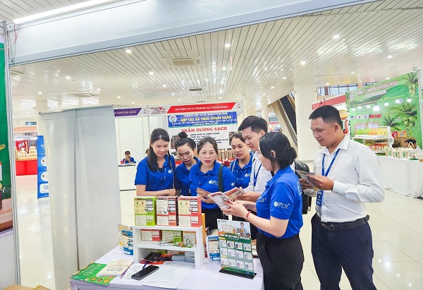 CBNV GFDI trực có mặt tại Hội chợ để trải nghiệm sản phẩm và mua sắm