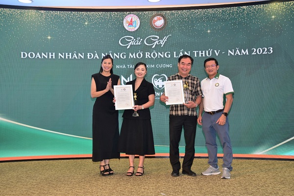 Bà Lê Thị Oanh – Tổng giám đốc Navi Property (Áo đen ở giữa) nhận thư cảm ơn từ ban tổ chức