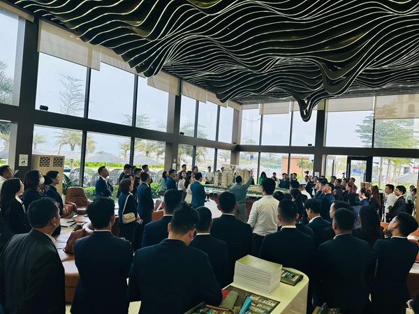 Hàng trăm chuyên viên kinh doanh trải nghiệm thực tế các tiện ích tại dự án (Tham quan sa bàn tại cafe Trung Nguyên Legend).