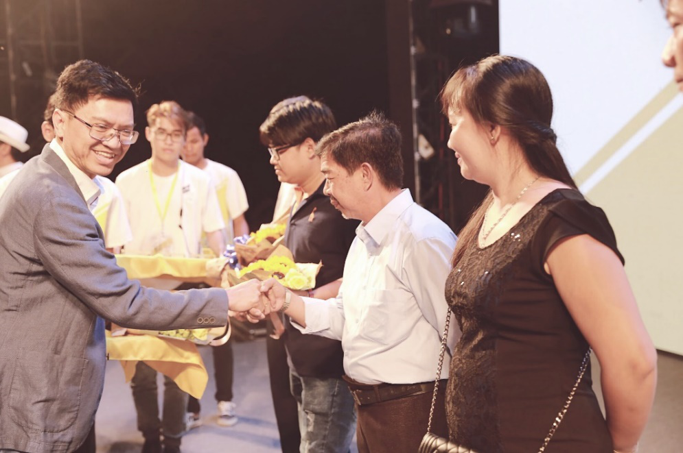 Ông Phan Quang Khang – giám đốc kinh doanh Toàn quốc của ngàng hàng bia, nước giải khát Masan trao tặng quà cho nhà phần phối và đại lý của bia Sư Tử Trắng.