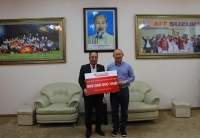 Ông Park Hang Seo thử xe thưởng từ Thaco và nhận 500 triệu đồng từ HD Saison cho U 23 Việt Nam