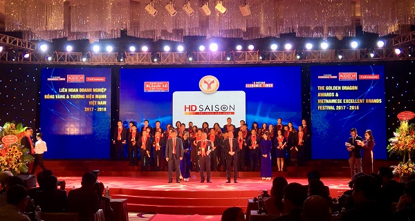 Phó Tổng giám đốc HD SAISON Nguyễn Đình Đức nhận giải thưởng Thương hiệu Mạnh Việt Nam