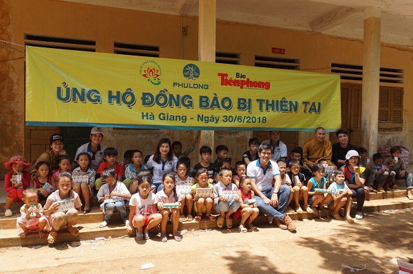 Đại diện Phú Long thăm và tặng quà cho trẻ em vùng lũ huyện Quản Bạ-Hà Giang