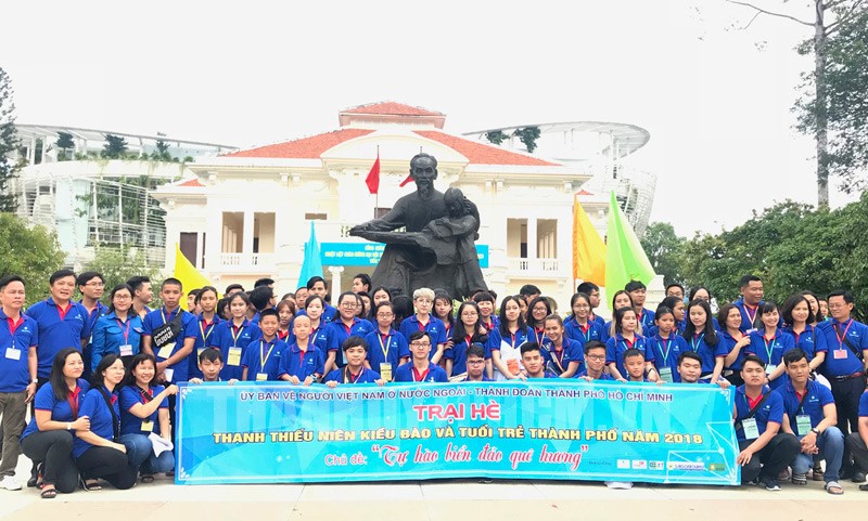 Ban tổ chức cùng trại sinh dâng hoa và chụp hình trước Tượng đài Bác Hồ ở Nhà văn hóa Thiếu nhi TP.