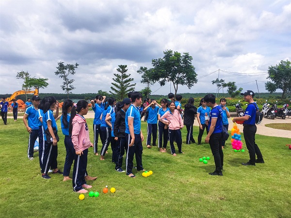 Học sinh trường THCS Trịnh Hoài Đức tham gia chương trình Tiếp sức đến trường tại khu đô thị thương mại The Viva City.