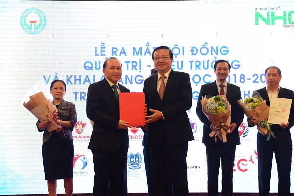 Lê Hồng Sơn, Giám đốc Sở GD&ĐT TP.HCM trao quyết định công nhận Hiệu trưởng Trường Đại học Gia Định cho TS. Hà Hữu Phúc