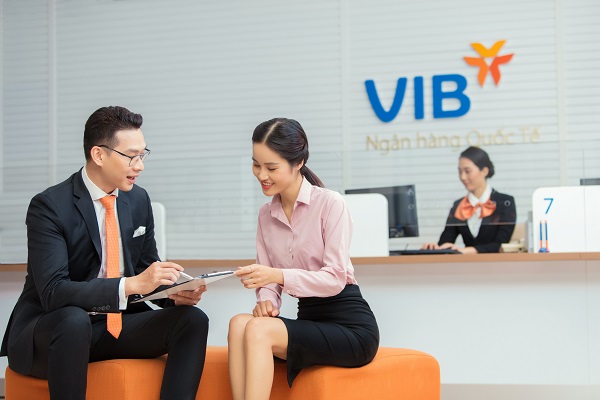 VIB là ngân hàng đầu tiên giới thiệu dòng thẻ dành riêng cho những người sở hữu ô tô. Ảnh: Tư vấn cho khách hàng giao dịch tại VIB.