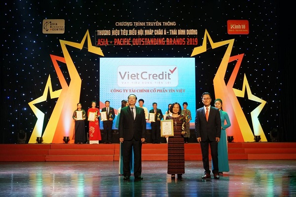 Bà Vũ Thục Quyên - Giám đốc Tài chính VietCredit vinh dự nhận Cúp và Chứng nhận Top 10 từ Hội đồng Giám khảo.