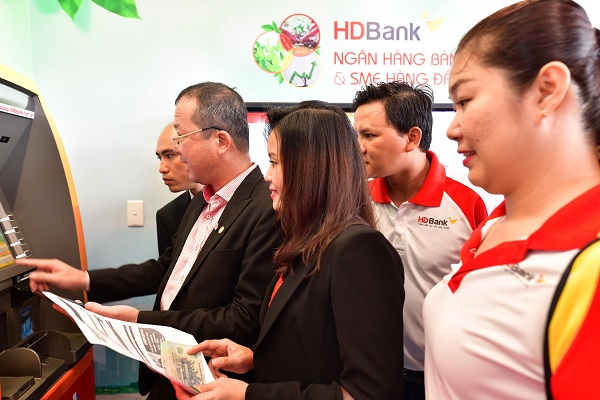 Ban lãnh đạo HDBank bấm nút trải nghiệm máy CRM thông minh và Kios Ngân hàng số 24/7