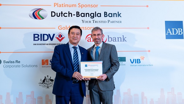 Ông Trần Hoài Nam – Phó Tổng Giám đốc, đại diện HDBank nhận giải “Green Deal Award” tại Singapore.