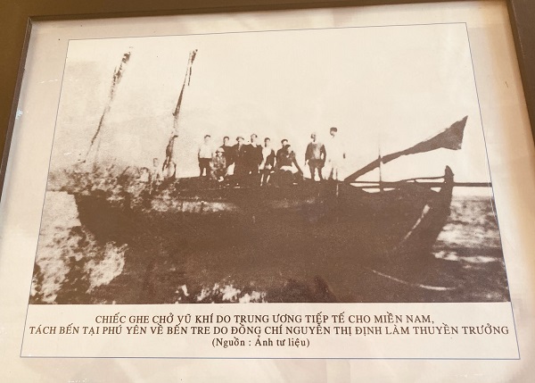 Chiếc ghe chở vũ khí do TW tiếp tế cho miền Nam tại bến Phú Yên về Bến Tre do đồng chí Nguyễn Thị Định làm thuyền trưởng (nguồn: Ảnh tư liệu trưng bày tại Nhà truyền thống Bến Tre