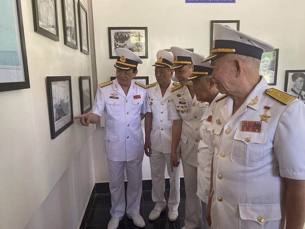 Doanh Nhân Đào Hồng Tuyển cùng các đồng chí tướng lĩnh đoàn tàu Không Số ôn lại kỷ niệm chuyến tàu đầu tiên rời Bến Tre ra Bắc nhận vũ khí