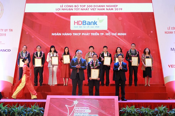 Ông Nguyễn Thành Đô – Phó chủ tịch HĐQT HDBank tại buổi lễ trao top 10 Ngân hàng – tài chính – chứng khoán có lợi nhuận tốt nhất