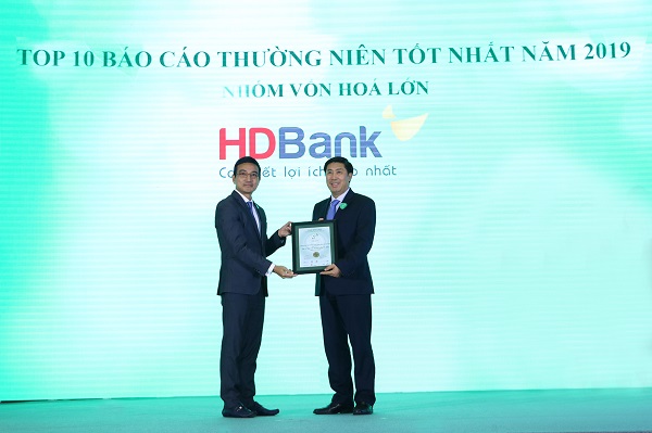 Ông Lê Thành Trung - Phó Tổng Giám đốc HDBank (bìa phải) đại diện HDBank nhận giải thưởng Top 10 Doanh nghiệp vốn hóa lớn có báo cáo thường niên xuất sắc nhất