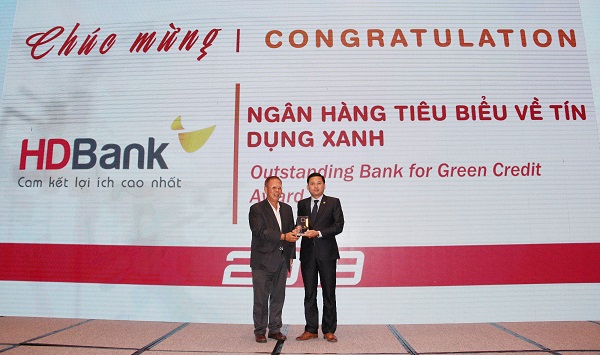 Ông Lê Thanh Hải - Phó Giám đốc Khối Khách hàng Doanh nghiệp HDBank nhận giải thưởng từ Ban tổ chức