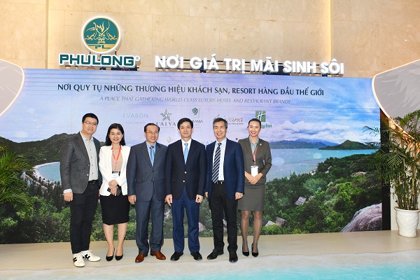 Các lãnh đạo cấp cao tham quan gian hàng giới thiệu các dự án của Phú Long trong khuôn khổ Diễn đàn du lịch cấp cao 2019