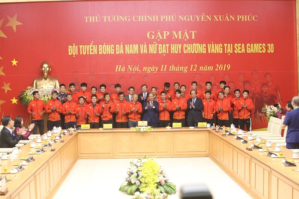 Đội tuyển bóng đá nam, nữ Việt Nam tại Sea Games 30 chụp hình lưu niệm cùng Thủ tướng Chính phủ và doanh nhân Lê Văn Kiểm- vị Mạnh Thường Quân của thể thao nước nhà 