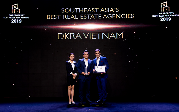 Ông Phạm Lâm - CEO DKRA Vietnam (đứng giữa) vinh dự đón nhận giải thưởng “Nhà phân phối Bất động sản tốt nhất Đông Nam Á” tại lễ trao giải Dot Property Southeast Asia Awards 2019