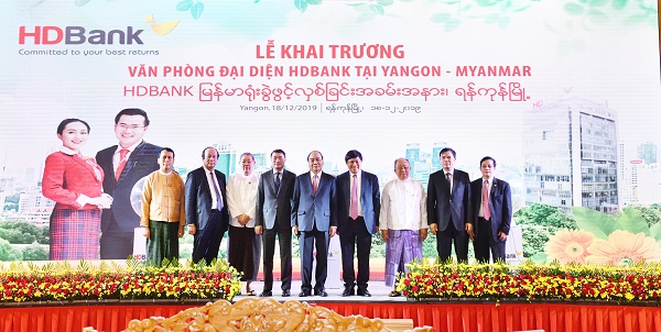 Thủ tướng Chính phủ Nguyễn Xuân Phúc, Lãnh đạo Nhà nước Cộng hòa Liên bang Myanmar và các Lãnh đạo cấp cao của Việt Nam cùng quan kháchp/chứng kiến khoảnh khắc khai trương văn phòng đại diện HDBank tại Myanmar