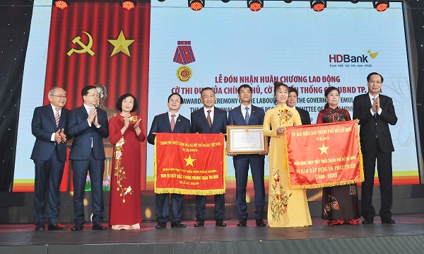 Ông Lê Thanh Liêm - Ủy viên Ban thường vụ Thành ủy, Phó Chủ tịch thường trực UBND TP.HCM trao Cờ Truyền thống cho Ban Lãnh đạo HDBank
