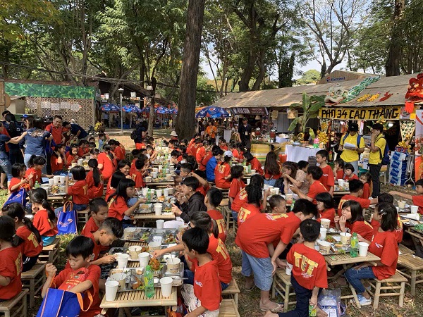 Ngoài tham gia trò chơi, trải nghiệm không gian Tết Việt, các em còn được thưởng thức ẩm thực truyền thống ngay trong khuôn viên lễ hội