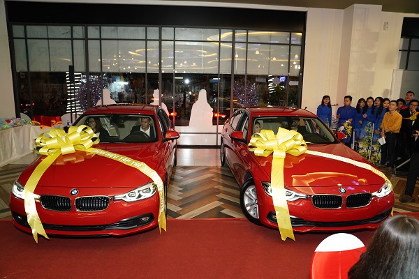 Cận cảnh giải thưởng “khủng” xe hơi BMW được đặt ngay lối vào tòa nhà