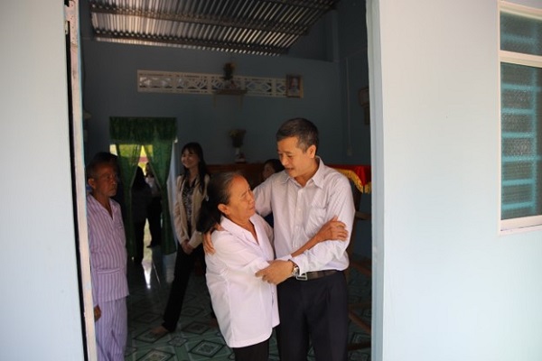 Ông Hoàng Văn Mạnh – Chủ tịch Công đoàn HDTC thăm hỏi gia đình cô Nguyễn Thị Chính