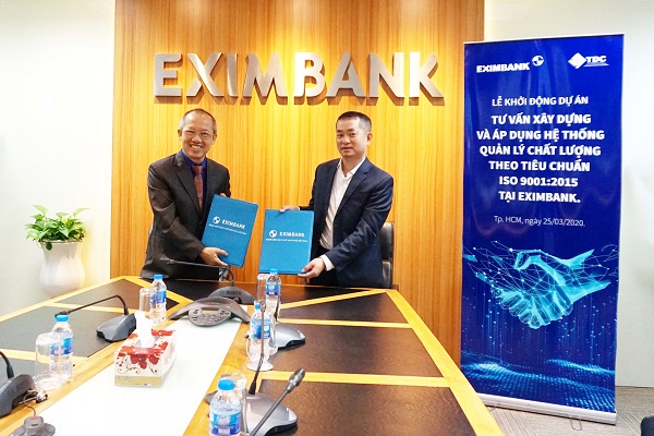 Ông Nguyễn Hướng Minh (bên phải) - Phó Tổng Giám đốc Eximbank cùng Ông Trần Đỉnh Cửu (bên trái) - Tổng Giám đốc Công ty TNHH Tư Vấn Trần Đình Cửu tại lễ khởi động dự án 