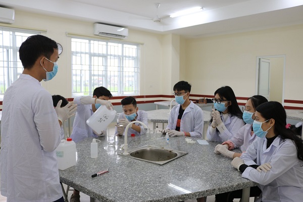 Chung tay cùng cộng đồng phòng chống Covid-19, dưới sự hướng dẫn của giáo viên, học sinh lớp 10 iSchool Hà Tĩnh đã điều chế thành công nước rửa tay khô Nano bạc theo tiêu chuẩn của Tổ chức Y tế Thế giới (WHO).