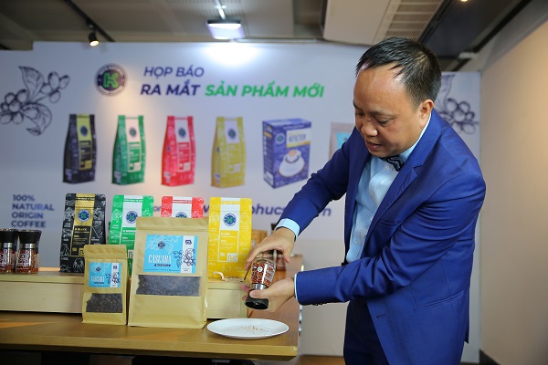 Ông Phan Minh Thông, Chủ tịch Phúc Sinh Group giới thiệu về cách sử dụng cối xay Tiêu Hồng sấy lạnh K Pepper