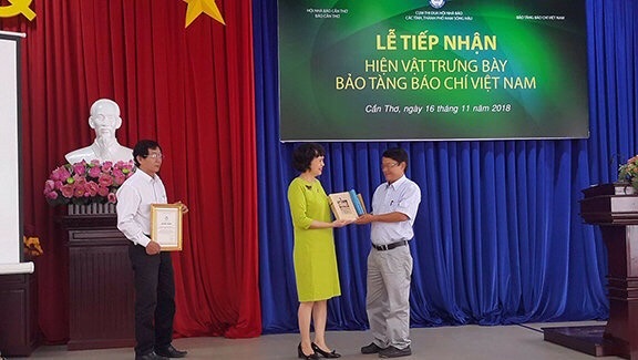 Nb Huỳnh Dũng Nhân tặng hiện vật cho bà Trần Kim Hoa GĐ BT BC VN