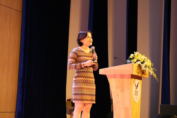 Bà Lê Nguyễn Trung Nguyên – Tổng Hiệu trưởng IEC Quảng Ngãi lắng nghe và chia sẻ giải pháp cho những trăn trở của các bậc phụ huynh trong 1 năm qua