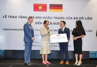 Bà Đỗ Thị Kim Liên trao tặng 300.000 khẩu trang tới nhân dân nước Đức