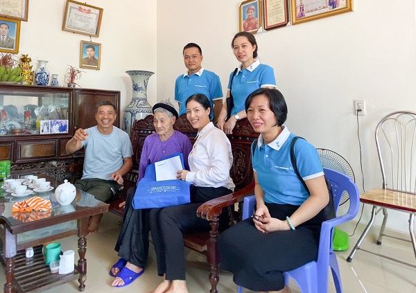 p/CBNV Eximbank thăm hỏi Mẹ Việt Nam anh hùng – cụ Nguyễn Thị Hon, 103 tuổi ở thôn Cộng Hoà, xã Gia Lương, huyện Gia Lộc, tỉnh Hải Dương
