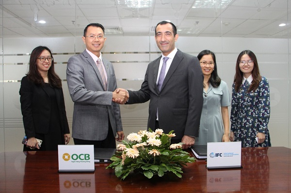 Ông Lý Hoài Văn, Phó Tổng Giám đốc OCB và Ông Levent Cem Egritag – Trưởng Bộ phậnp/Đầu tưp/Khối các Định chế Tài chính tại Việt Nam, đại diện IFC thực hiện ký kết hợp đồng gói vay 2020