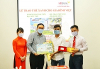 HDBank trao “Thẻ Xanh cho gia đình Việt” cho khách hàng đầu tiên